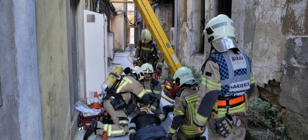 Los bomberos de la Diputación Foral de Bizkaia ensayan su respuesta en caso de incendio en el casco histórico