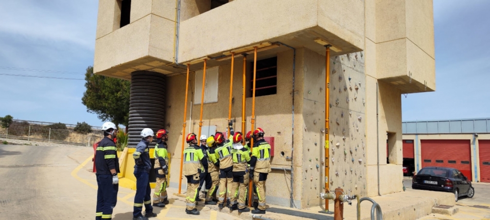 Los Bomberos de Cartagena practican técnicas de apuntalamiento de edificios en situaciones de emergencia