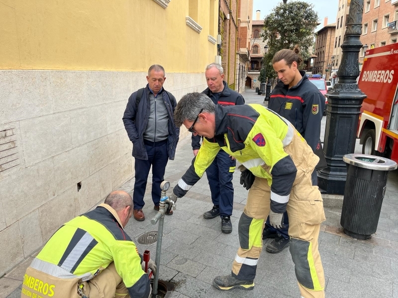 Los bomberos de la Diputación de Teruel revisan y geolocalizan las bocas de riesgo de la provincia