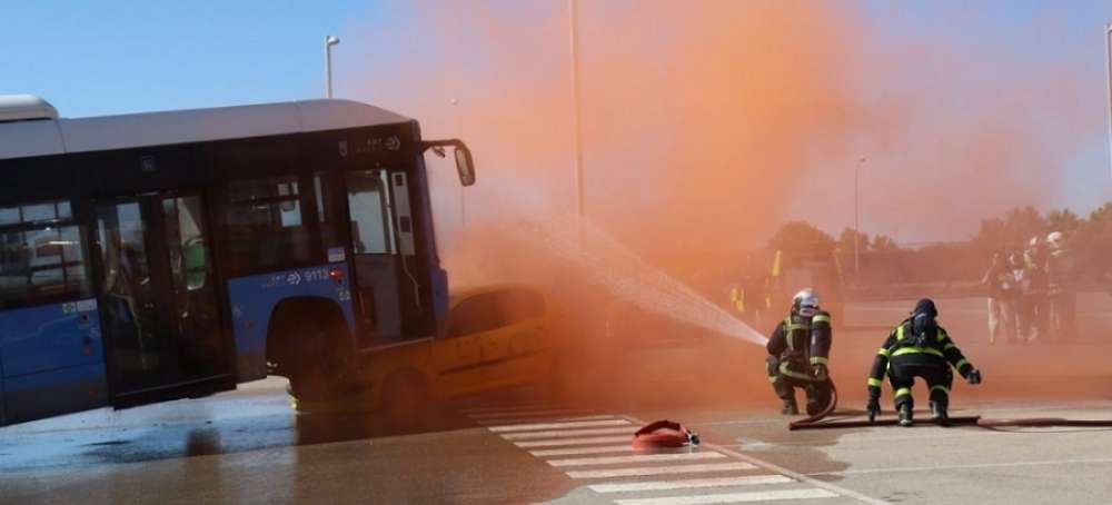 Los bomberos municipales y regionales de Madrid practican su protocolo de coordinación