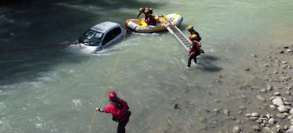Así se forman los bomberos de Navarra en el rescate de personas en vehículos sumergidos