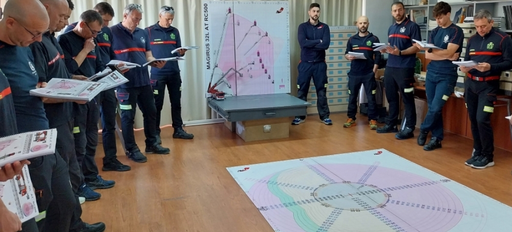 Los bomberos de Albacete se forman en el uso de la nueva autescala de Magirus 
