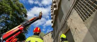 Los bomberos de la Diputación de Huesca practican el manejo de las autoescalas