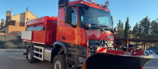 Los bomberos de Zaragoza reciben un camión quitanieves de Mercedes-Benz