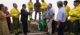 Sierra Bermeja homenajea al bombero fallecido en el incendio de 2021 con una estatua