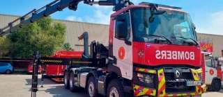 Los bomberos del Port de Barcelona reciben un camión con grúa 