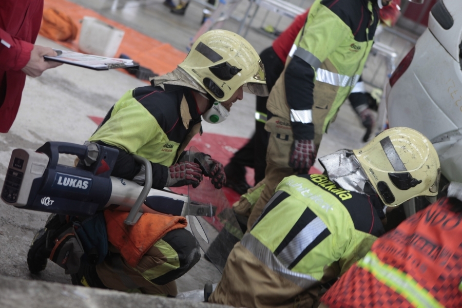 Los bomberos de Bizkaia celebran una competición de desencarcelamiento 
