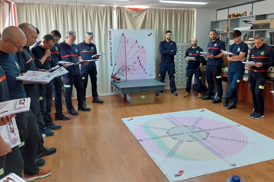 Los bomberos de Albacete se forman en el uso de la nueva autoescala de Magirus 