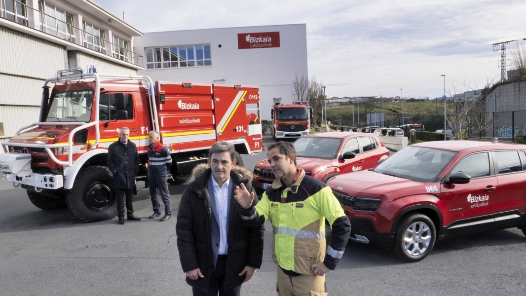Los bomberos de Bizkaia reciben sus dos primeros vehículos 100% eléctricos y una nueva autobomba forestal