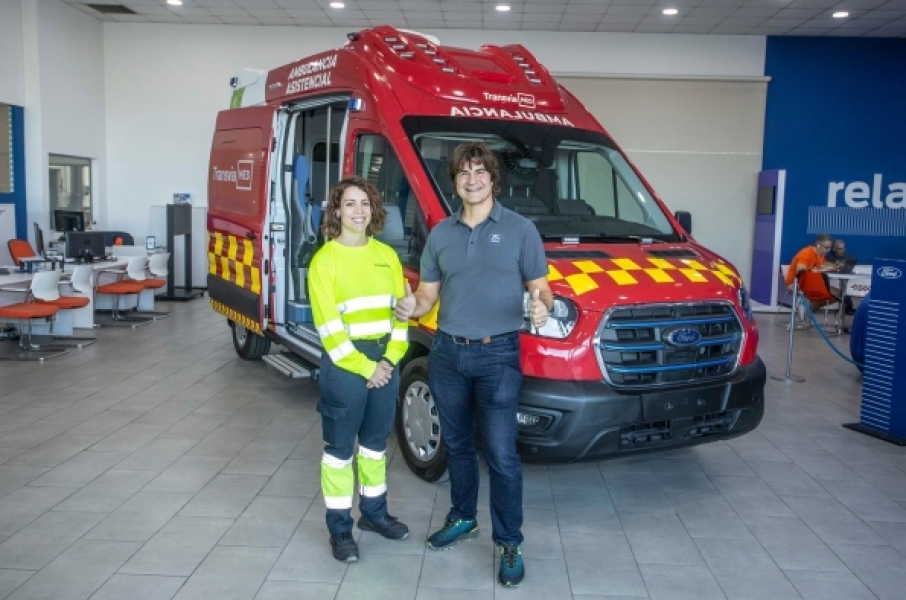 Ford E-Transit: la furgoneta eléctrica más vendida de Europa se convierte por primera vez en ambulancia 