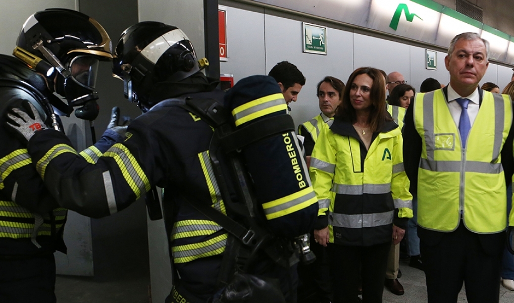 Los bomberos de Sevilla realizan un simulacro en las instalaciones de Metro