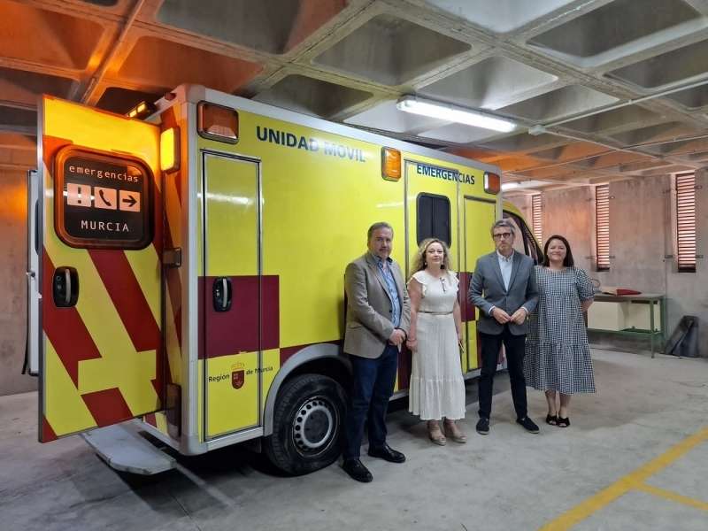 El Gobierno de Murcia dona una ambulancia a los alumnos del Grado Medio de TES