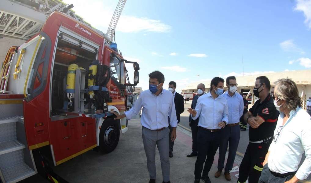 Dos nuevas autoescaleras para los bomberos de la diputación de Alicante