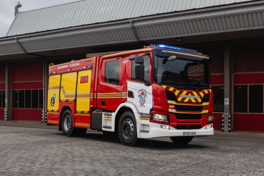 Bull Fuego entrega un nuevo camión de bomberos Scania al Ayuntamiento de A Coruña