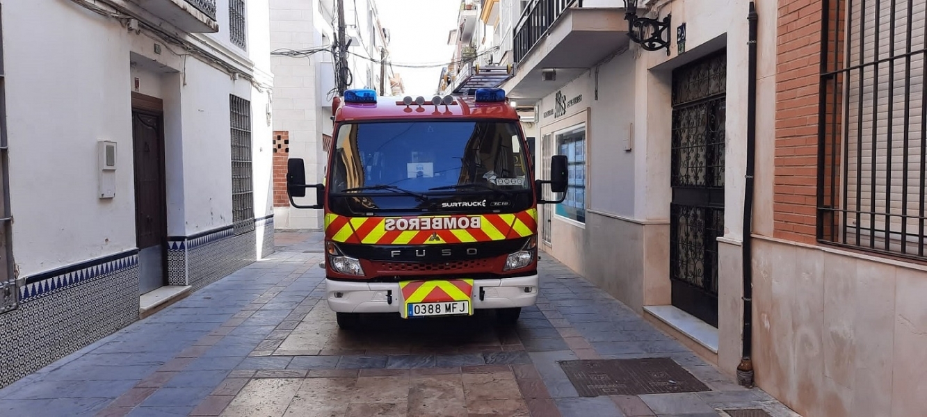 Los bomberos de Fuengirola reciben un camión bomba urbana ligera