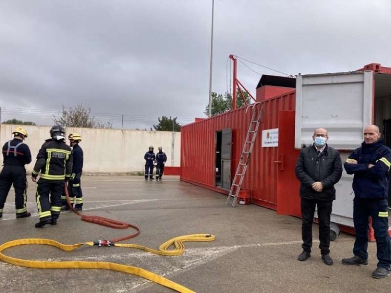 Los bomberos de Alicante estrenan un contenedor que simula la combustión súbita