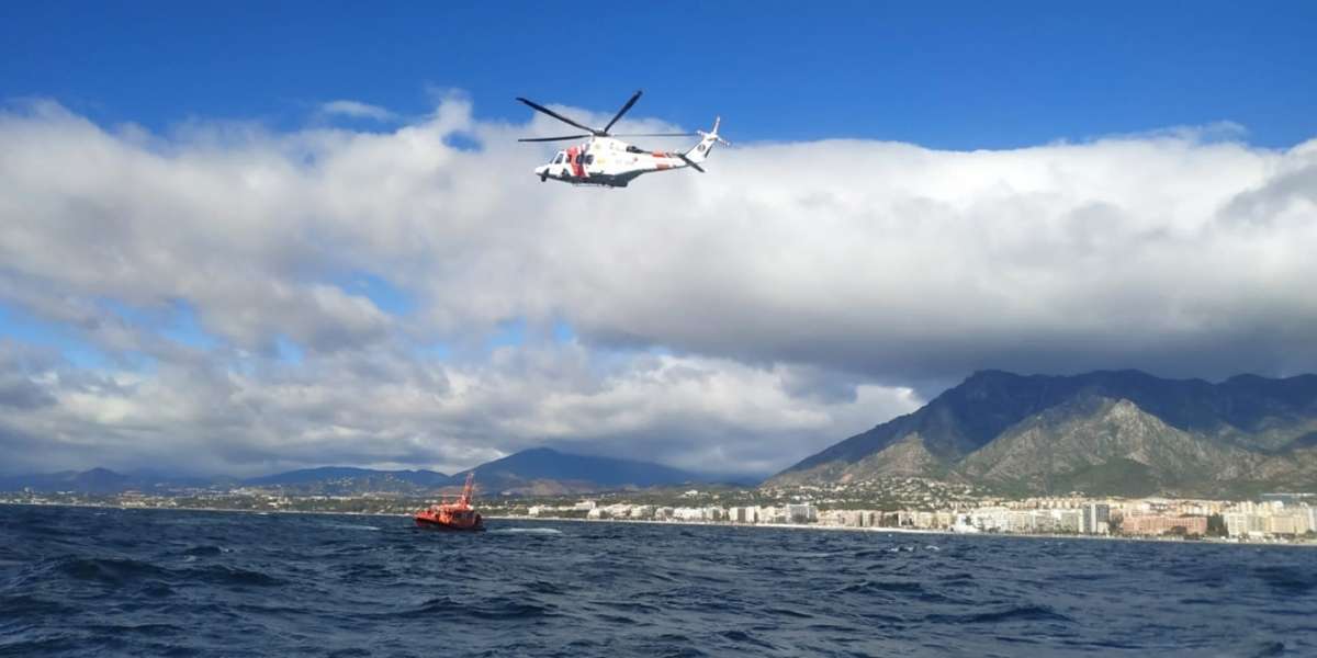Bomberos de Marbella y Salvamento marítimo en maniobras conjuntas