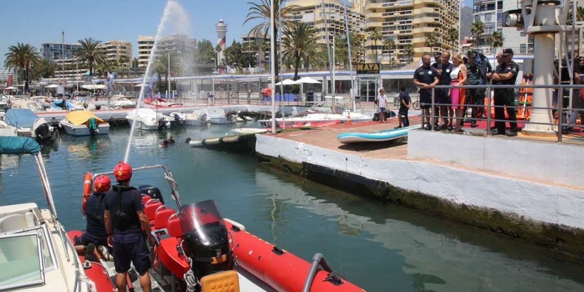 Bomberos de Marbella prestarán servicio de rescate acuático y subacuático 24h