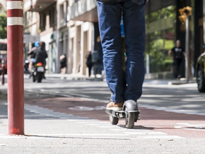 Cataluña prohíbe los patinetes eléctricos en el transporte público 