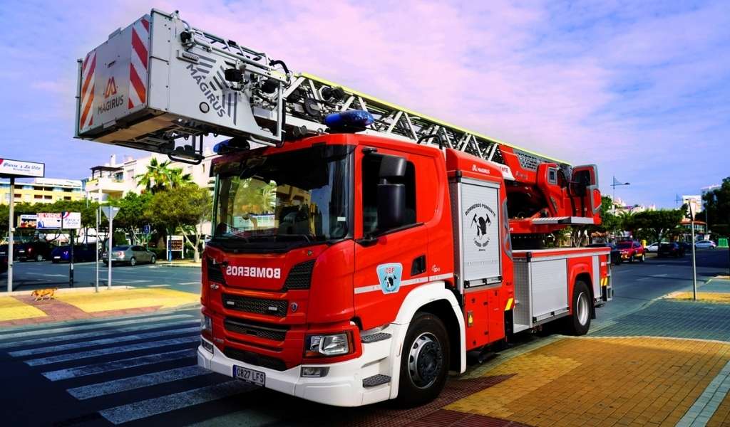 Un nuevo vehículo con autoescala Magirus para los bomberos de Roquetas