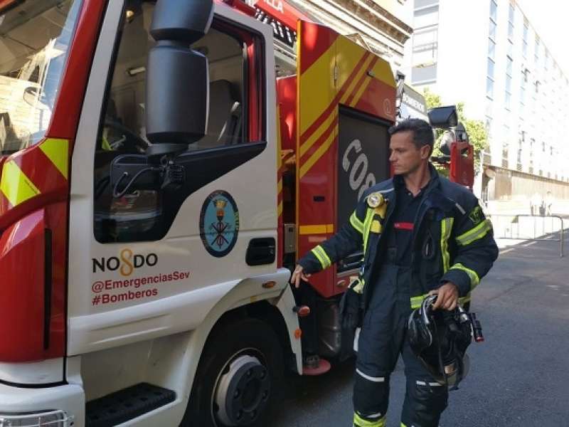Los bomberos de Sevilla estrenan trajes tras una inversión de 470.000 euros 