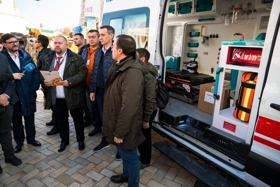 El Gobierno entrega 30 ambulancias a Ucrania