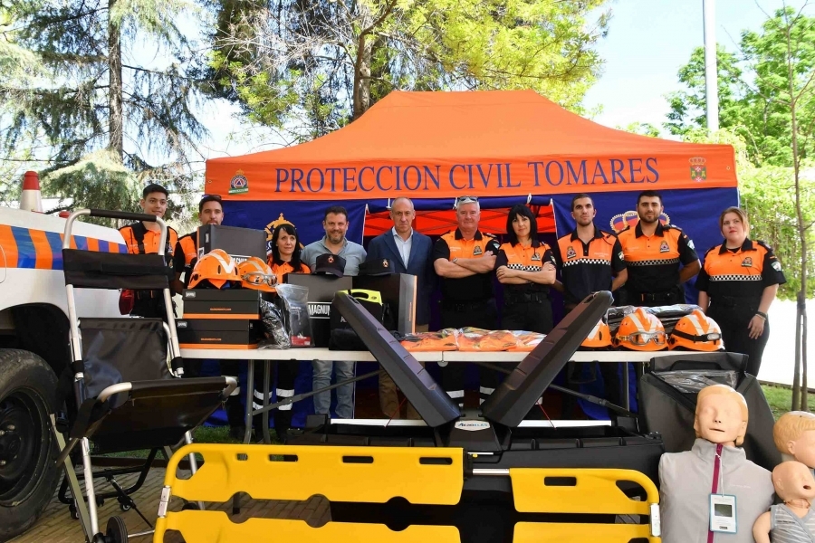 Protección Civil de Tomares recibe nuevo material para labores de emergencias