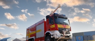 La marca ha entregado dos camiones ARFF que destacan por su peso reducido, cámaras termográficas y potente rendimiento de cara a intervenir en operaciones de extinción de incendios y rescate.