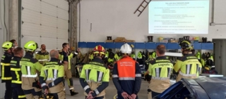 Seis bomberos de la Diputación de Teruel expusieron el caso real de un accidente en el que estuvo implicado un bebé que viajaba en un sistema de retención infantil.