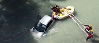 Los profesionales del Grupo de Rescate Acuático han realizado simulacros con automóviles caídos en aguas bravas en un curso de 16 horas lectivas. 