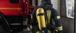 Tras los resultados de un equipo de científicos, USO demanda que las normativas se acomoden al riesgo real que afrontan los equipos de bomberos. Su exposición se considera “carcinogénica para humanos”.