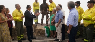 Una estatua de bronce rinde homenaje a Carlos Martínez Haro, el bombero que perdió la vida en uno de los incendios forestales más agresivos de la historia de Andalucía.