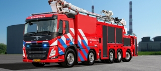 Con una longitud total de 12 metros, el vehículo industrial de extinción de incendios está equipado con el sistema de dosificación de espuma Ziegler Z-PF.