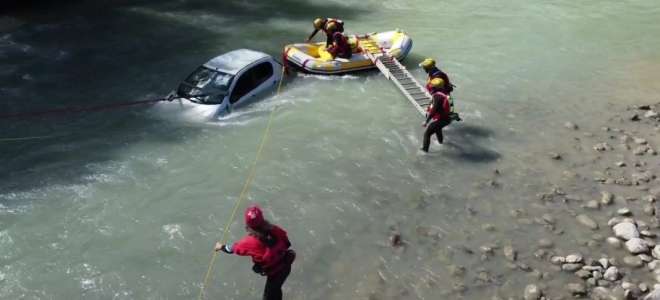 Los bomberos navarros se forman para rescatar a personas en vehículos sumergidos