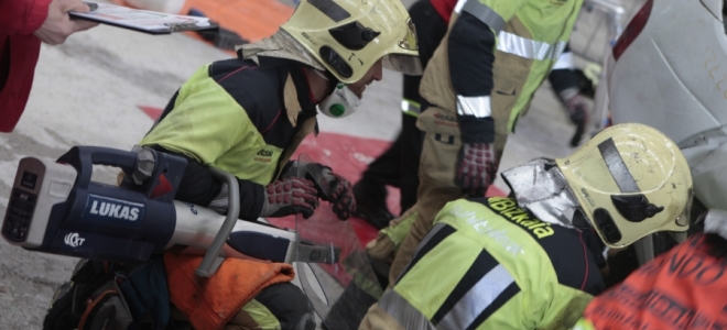 Los bomberos de Bizkaia celebran una competición de desencarcelamiento 