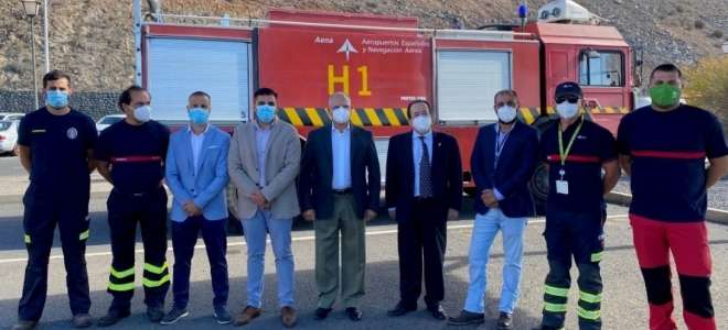 El Aeropuerto de La Gomera dona un camión de bomberos MAN al Cabildo
