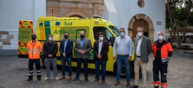 Protección Civil y Bomberos de Pájara reciben una nueva ambulancia 