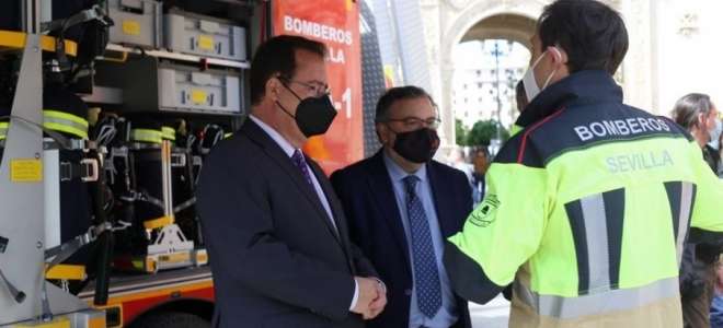 450 nuevos trajes de intervención para los bomberos de Sevilla