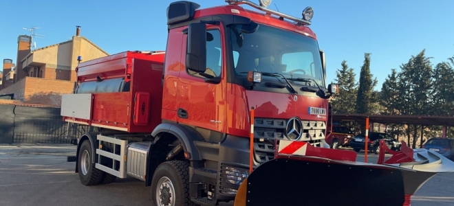 Los bomberos de Zaragoza reciben un camión quitanieves de Mercedes-Benz