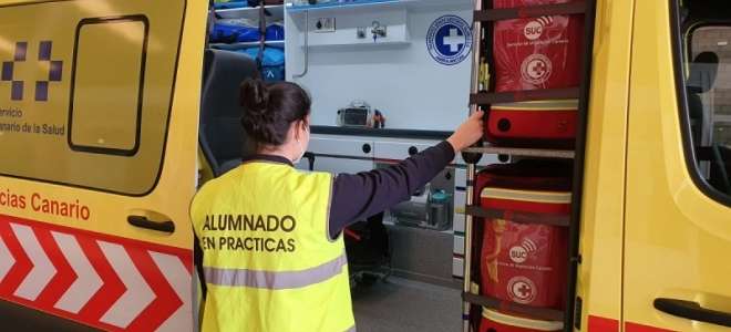 Las ambulancias canarias se convierten en aulas para un centenar de estudiantes