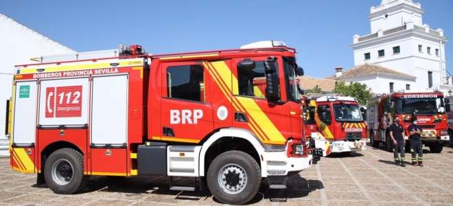 La Diputación de Sevilla entrega cinco nuevos camiones de bomberos