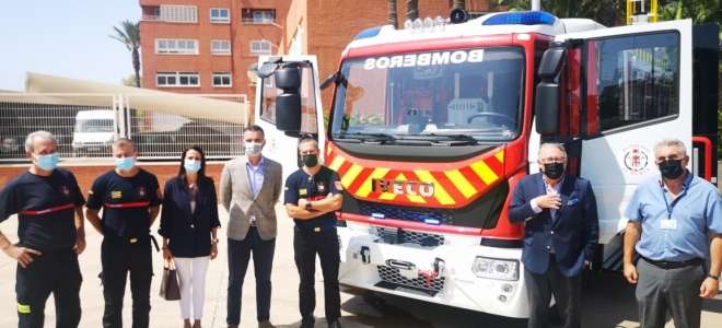 La autoridad portuaria entrega un camión de bomberos al Ayuntamiento de Almería