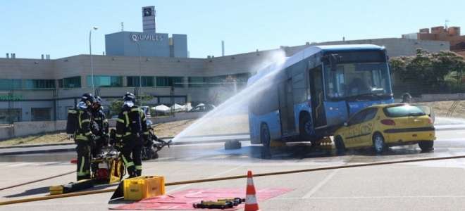 Los bomberos municipales y regionales de Madrid practican su coordinación