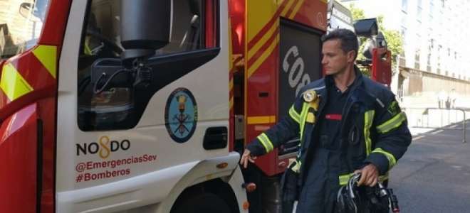 Los bomberos de Sevilla estrenan trajes tras una inversión de 470.000 euros 
