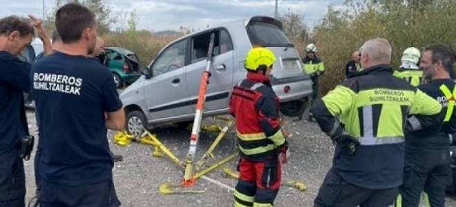 Bomberos de Navarra practican la estabilización de vehículos con Urbantech