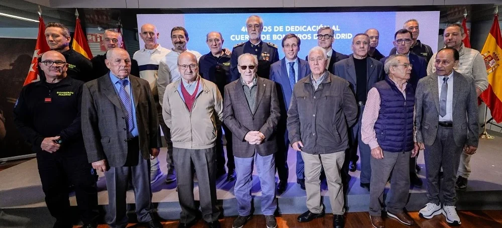 Madrid homenajea a los bomberos con más de 40 años de experiencia