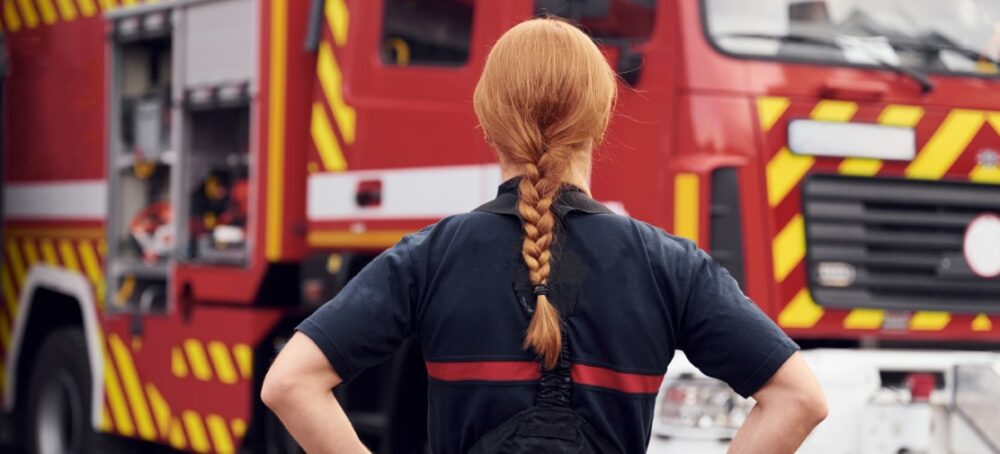 Los bomberos de Alicante se concentran ante la sede de la Diputación