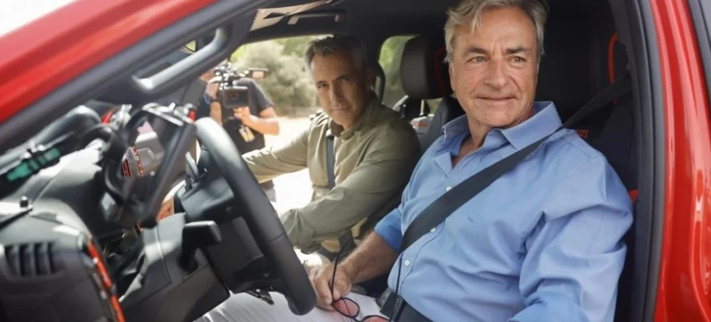 Carlos Sainz se pone al volante de los nuevos vehículos de bomberos de la Comunidad de Madrid